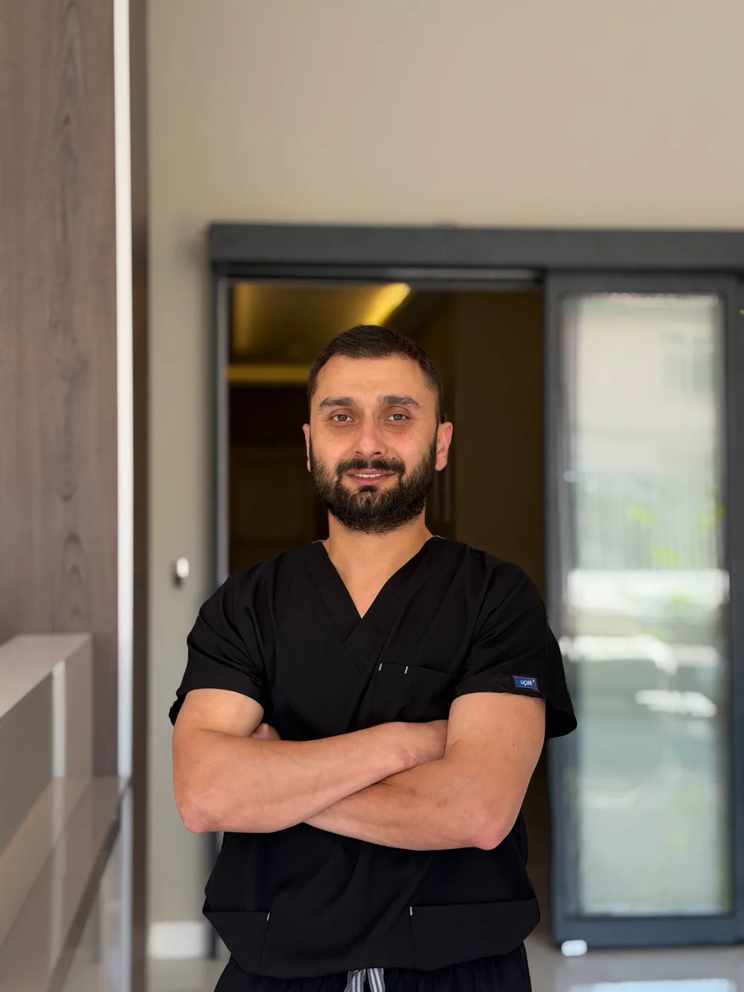 Fizyoterapist Bilal Kara, klinik girişinde