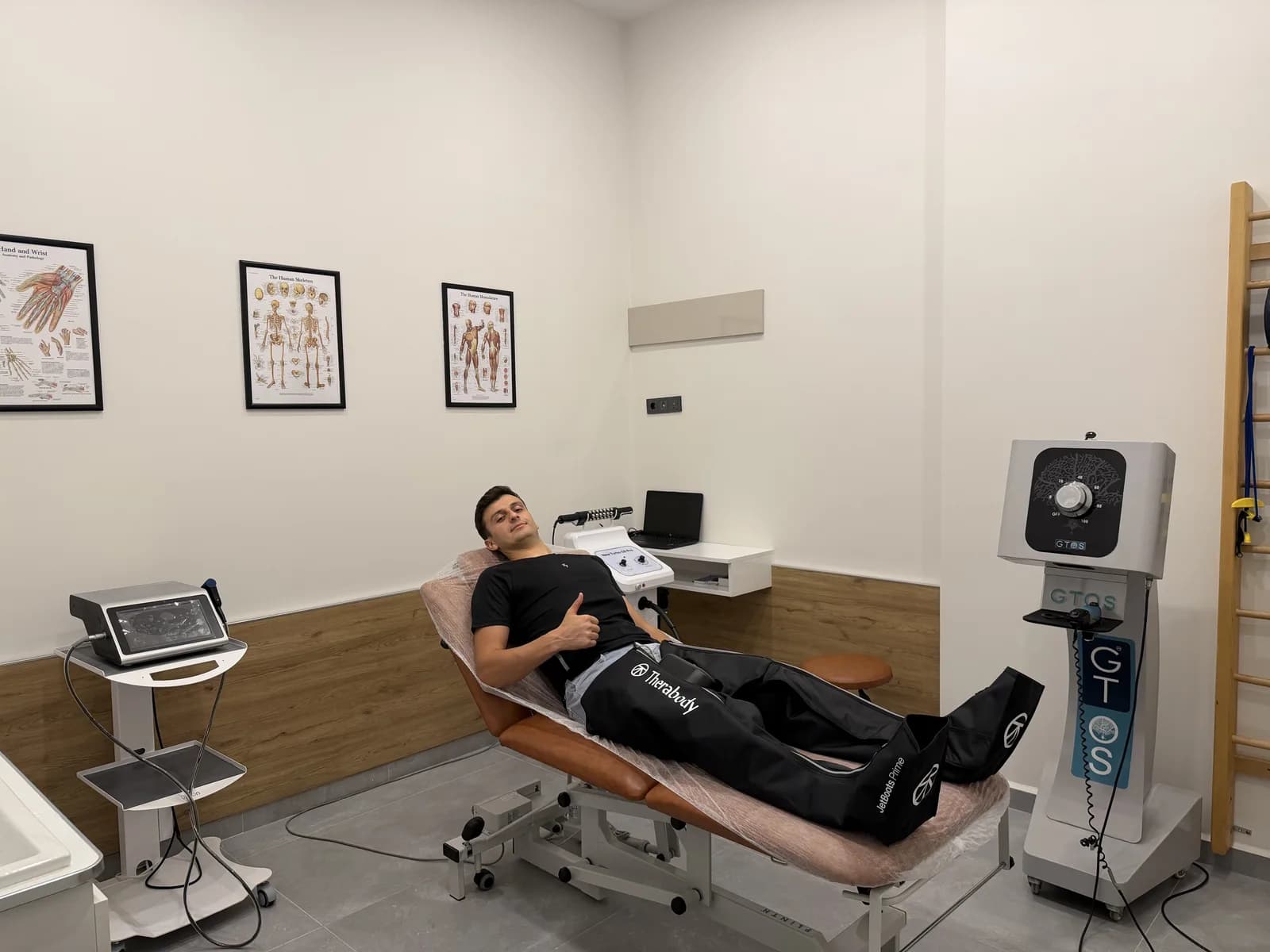 Tedavi odası: ayarlanabilir tedavi masası, kompresyon cihazı ve anatomi görselleri